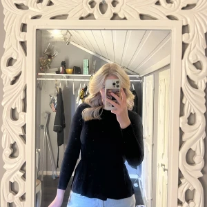 Svart blus - Säljer denna jättefina svarta blus med spets och öppen rygg, resår i midjan🩷 dm för frågor