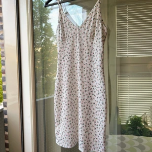 Sommarklänning  - Blommig, kort sommarklänning, stretchigt material, använd fåtal gånger, jag är 163cm!