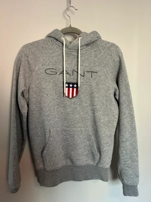 Grå gant hoodie  - Bra skick använt få tal gånger 🩶 ……… Original pris 1250 kr 