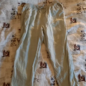 Linnebyxor Lin byxor - Säljer ett par linnebyxor från H&M premium collection. Tyvärr är lappen borttagen men de är gjorda av 100% Linne ❤ Jätte mysiga att ha på sig nu när sommarn är på ingång S-M •Alla kläder tvättas innan de skickas  Skriv gärna vid frågor 💙🌞🌻🤝