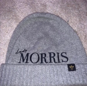 Grå Morris mössa  - Grå Morris mössa i fin kvalite, väldigt skönt material. Använd få tal gånger! 🩶 Original pris 600 kr 