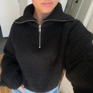 Stickad tröja - Mysig stickad tröja med polo o dragkedja 💌 Från Gina i strl M o fint begagnat skick ❤️‍🔥 Nypris var 399