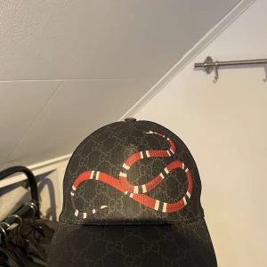 Gucci keps ”snake” - Äkta Gucci keps i bra skick! Allt OG fås med vid köp💯 skriv om du vill ha fler bilder eller om du har någon fråga💫