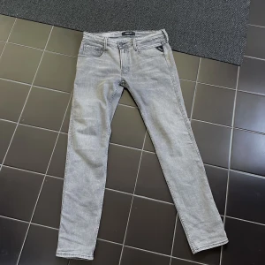Ljusgrå Replay jeans - Replay anbass strl 33, knappt använda. Nypris 1499 säljer för 799kr