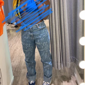 Jeans med tryck - Snygga o bekväma jeans, ganska styva. Långa på mig som är 160