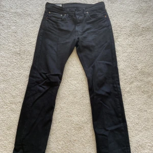 Levis jeans - Straight leg jeans som går över skorna, bra kvalite och fin färg