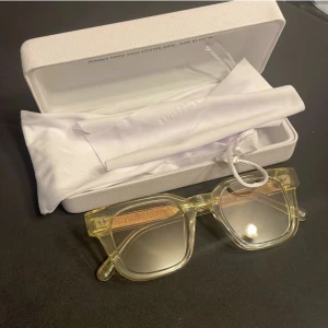 Chimi 04 - En intressekoll på ett par snygga solglasögon från Chimi i modellen 04 Gul som inte säljs längre på deras hemsida. Mycket bra skick. Pris kan diskuteras i chatt, kom med prisförslag!