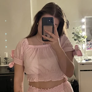 topp & kjol set - Säljer nu detta gulliga set från Nelly🩷 Det är bara använt någon enstaka gång, så den är i jättebra skick🩷 Säljer pga att den inte kommer till användning. 