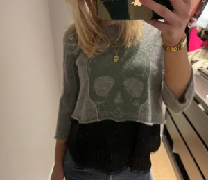 Stickad tröja från zadig  - Sååå cool trekvartsärmad tröja från zadig. Perfekt med ett linne under. 💕💕