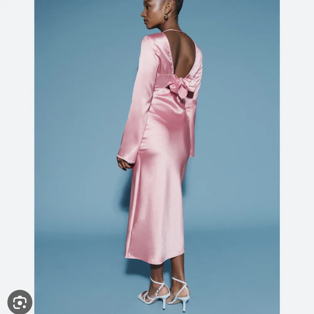 SÖKER den här klänningen rosa satin klänning från Gina tricot  i storlek 34 eller 36 om någon vill sälja ❤️. Klänningar.