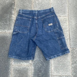 Wrangler Shorts - Nice Wrangler shorts som jag säljer eftersom de är lite för korta. De går precis över knäna på mig om jag saggar dem lite, annars 10/10 skick. Använt dem en gång. Fler bilder går att lösa vid intresse🙌🙌