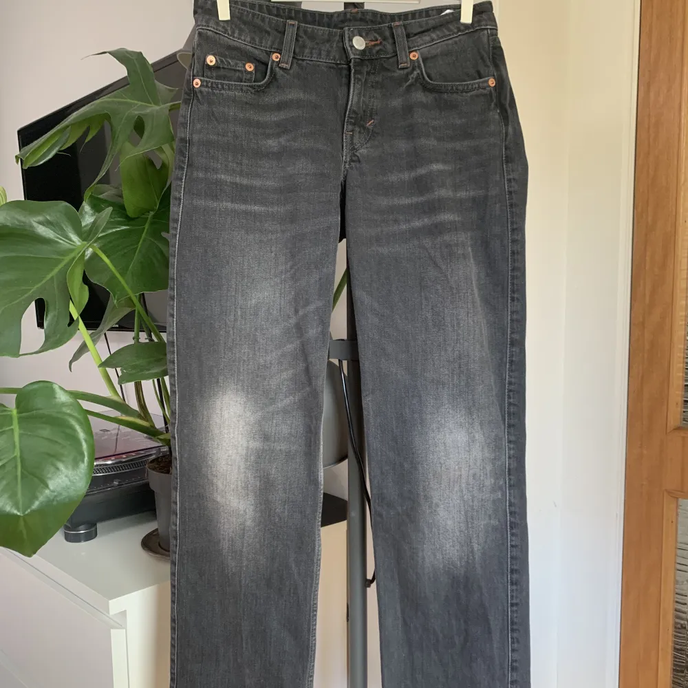 Säljer ett par skit snygga lågmidjade arrow jeans från weekday i storlek 24/32 som inte kommer till användning! Sparsamt använda och helt utan slitage, skickar gärna fler bilder och pris kan diskuteras🫶🏻. Jeans & Byxor.