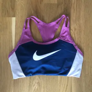 En färgglad bekväm sport-bh från Nike som jag inte använder då den är för liten på mig. Den har en tunnare vaddering som sitter fast vilket gör att den inte åker ut i tvätten! Storlek S