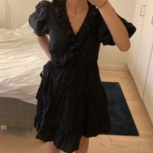 Svart nakd klänning - Jätte fin trendig & smickrande omlottklänning i storlek 36!💕 Juster bar då klänningen går att knyta upp helt, det är hel omlott. Frakten ingår📦Kontakta mig vid frågor eller om du vill ha fler bilder!😍