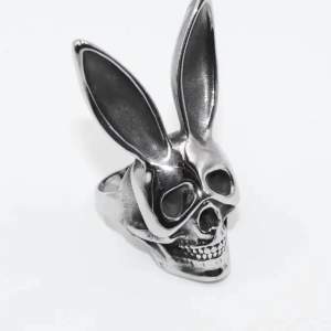 INTRESSEKOLL!! snygg ring i rostfritt stål med kaninmotiv