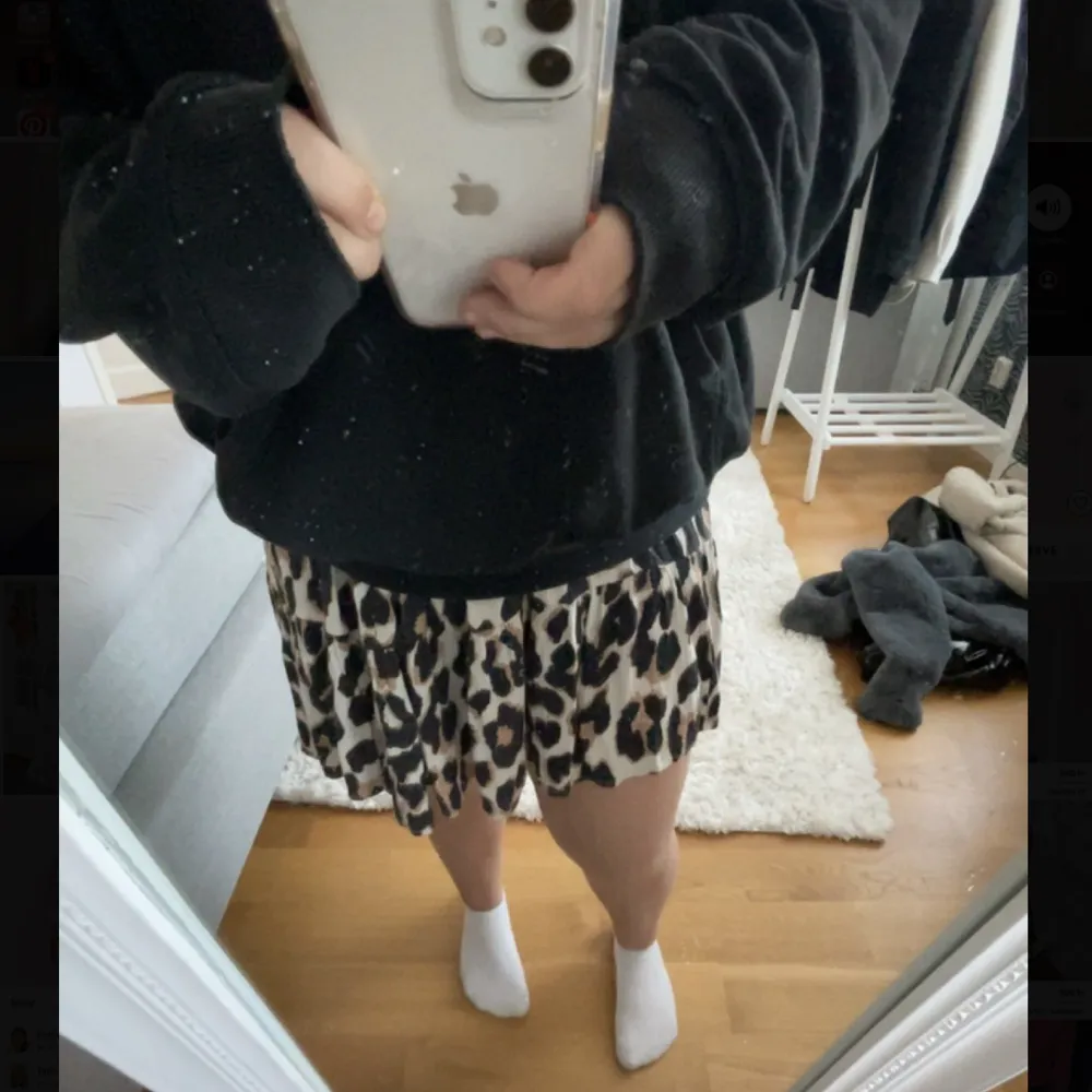 En jätte fin leopardmönstrad kjol från Pernilla Wahlgrens collektion❤️, nästan aldrig använd och i bra skick. Kjolar.