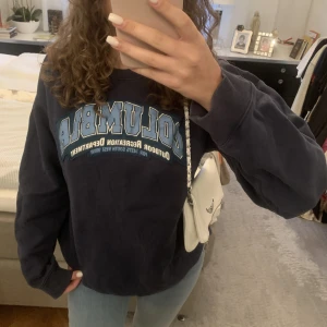 COLLEGETRÖJA - Så söt collegetröja med columbia tryck i storlek L. Tröjan är i bra skick och säljs för 180kr +frakt💙