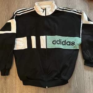 Retro adidas zipup - Svart, vit, grön retro adidas zipup Strl vet inte men sitter som en L +frakt