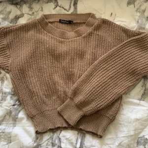 Stickad croppad tröja - Stickad croppad tröja i brunt/beige. Från Boohoo i strl. S🤍
