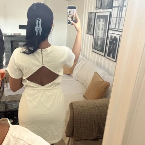 Vit klänning - Klänning från ivyrevel (kenzas märke) med öppen rygg och fickor framtill. Endast använd vid ett tillfälle. Frakt tillkommer