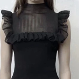 Zara topp - Hej, säljer denna skitsnygga eftertraktade topp från zara. Den har tyvärr råkat få lite defekter (bild 2&3) Kontakta mig ifall ni är intresserade.🫶