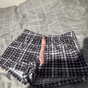 Pyamas shorts  - Fina mjuka pyamas shorts, aldrig använda, känns som sammet materiel på utsidan så väldigt sköna. Storlek S