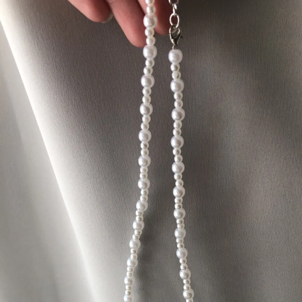 Jättevackert halsband med pärlor, går att ställa in hur långt och kort man vill ha den🫶 . Accessoarer.
