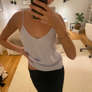 Blått linne - Randig vitt/blått linne från hm. Fin till sommare.  Mycket bra skick!