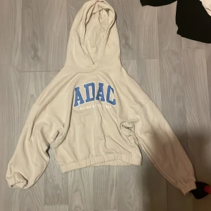 Hoddie - En fin beige hoodie, mjuk och skön. Strl 146-152