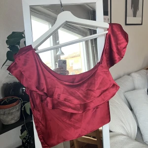 Topp - Ena armen hängandes. Använd fåtal gånger