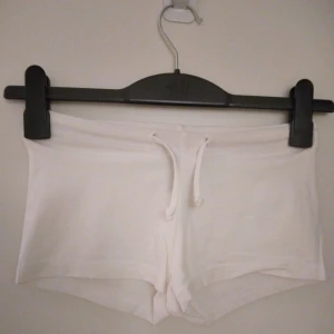 2 st små hotpants / jersey shorts. Svarta, vita. Mjuk bomull. Strlk: 32-34  / XXS-XS. Felfria. - 2 st små hotpants / jersey shorts.  (BÅDA ingår i köpet, för 40 kr.) Svarta, vita. Mjuk bomull. Strlk: 32-34  / XXS-XS. Passar troligen även barn då små i storleken. Har dragsko/knytband I midjan.  Felfria. 