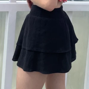 Volang Kjol - Svart volangkjol,  tyget har randiga strukturer, elastiskt midje band, skulle uppskatta att kjolen passar xs-s eventuellt även m!! Skriv privat för mått<3