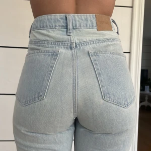 Jeans weekday - Jeans i skitsnygg tvätt med slits från weekday. Använda ett fåtal gånger (typ två 🥹). I den populära modellen Rowe, Skitsnygga ☺️✨