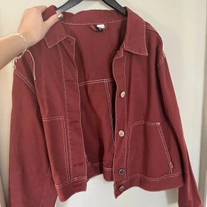 Jeansjacka - As snygg lite kortare jeans jacka från hm i str L men sitter mer som M, använd fåtal gånger