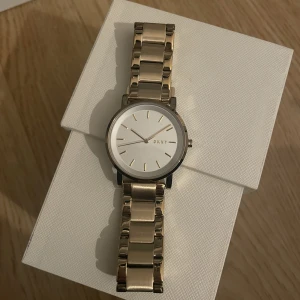 DKNY klocka - Äkta DKNY Klocka köpt för 1500kr. I helt nytt skick, använts ett fåtal gånger. 