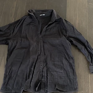 Svart skjorta  - lite tjockare och oversize
