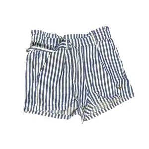 Sköna och mjuka vit blåa randiga shorts! Har ett bälte som man kan knyta runt midjan. Kan tyvärr inte visa bild på då dom inte passar.