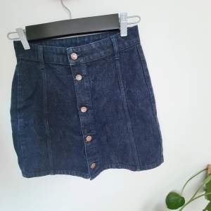 Mörkblå jeanskjol med midjemått ca 71,5 cm. Från Dr Denim.