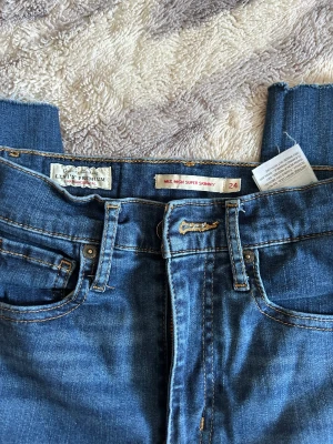 Jeans - Blå jeans ifrån Levis, använt dom fåtal gånger, ingen tecken på användning direkt. Köpt för 700kr på rea. Annars 1000kr. Vill bli av med dom