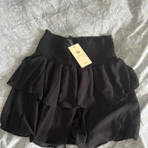 Chelsea kjol - Säljer min svarta kjol från Chelsea. Har aldrig använt och är i nyskick för köpte  fel storlek💕