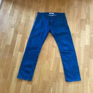 Ett par levis jeans av modellen 504 Straight i en blå färg.