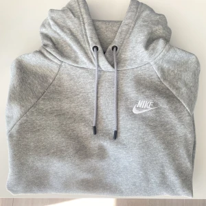 Grå nike hoodie - Grå hoodie från Nike som jag säljer då den aldrig används. Den är i nyskick och använd fåtal gånger. Skriv privat för fler bilder eller frågor 💞