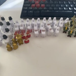 Mumin - Sjukt söta mumin figurer, de guldiga är mer legendariska så dem kostar 10 kr medans dem andra kostar 5 kr st🐮🌷om man köper flera så kan man få 4 stycken för 2❤️