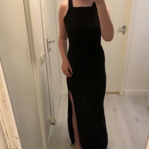 klänning - säljer nu min sååå fina finklänning💕 klänningen är köpt på bubbleroom för 800 kr. den är använd 1 gång på min ”bal” men jag har inga fler tillfällen för användning💗den sitter så fint och är öppen i ryggen 