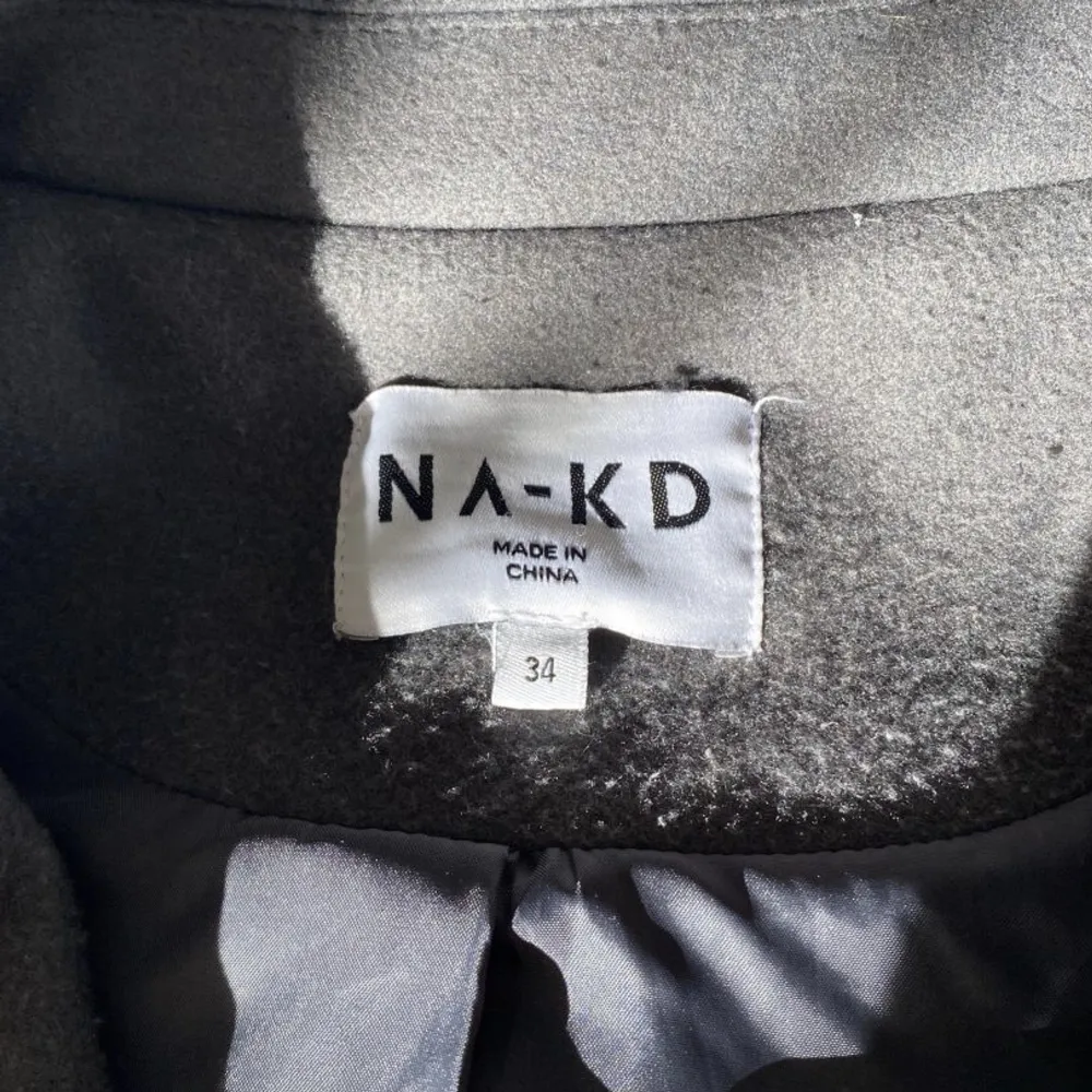 Jag säljer denna oversize kappa från NA-KD, köpte den från plick men den var för stor för mig. Den är ganska nopprig i ena hörnet då av de låga priset. Jackor.