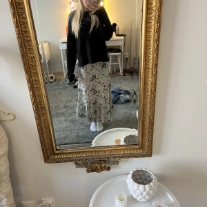 Jättefin långkjol från vero moda - Fin och somrig långkjol från Vero moda. Perfekt nu till sommaren😍😍
