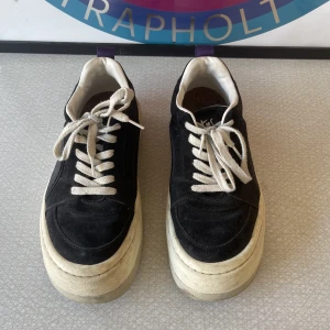 Eytys skor i svart mocka  - Använda eytys skor men riktigt schyssta! 