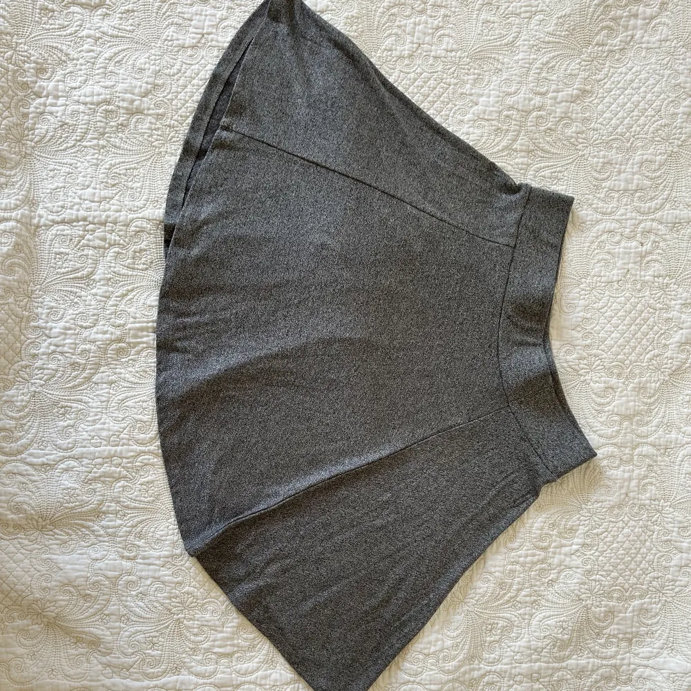 Tunn grå spräcklig kjol från New Yorker. Aldrig använd. 50% viscose / 47% polyester / 3% elastane Storlek S ✨✨✨. Kjolar.