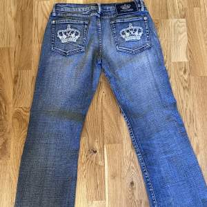 Säljer dessa skit snygga Victoria Beckham jeans i storlek 32!! 