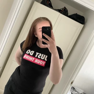 T-shirt - En svart tunn t-shirt. Som ny. Storlek s. Kan mötas upp i Ed och Bengtsfors annars skickas mot fraktkostnad.☺️